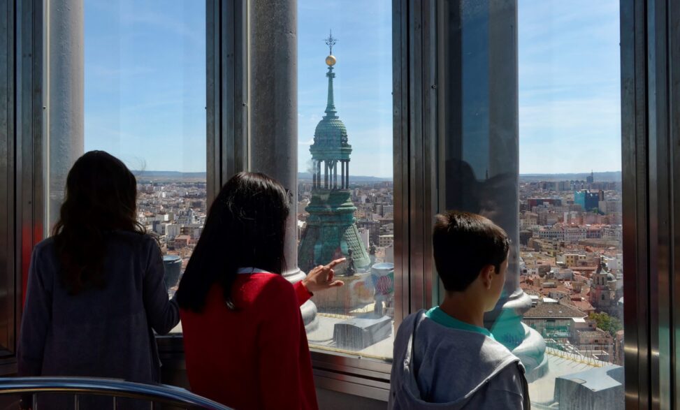 Children look down at Zaragoza from an observation deck